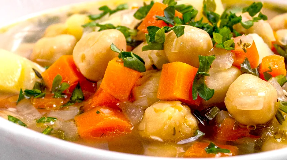 Nährhafte Zitronen-Kichererbsensuppe mit Zitrusnote, leicht und frisch, ein einfaches, ayurvedisches, vegetarisches Gericht.